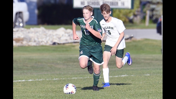 TOMMY GRZEGORCZYK (#16) brings the ball up the right side in last week’s game against the Pioneers. Pinny tied Clare 4-4.